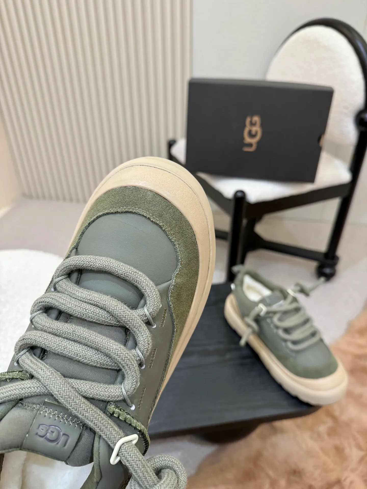 Men's shoes for P600! New UGG is on the market! Autumn and winter modern casual men's and women's low-cut shoes, snow boots, slippers, two-way shoes, this set of ugly bread shoes 🤏 Suede + sheepskin integrated lining, super convenient to step on. Adjustable upper straps. Velcro design adapts to various foot types. Thick soles hide flesh and are sexy, and feel like stepping on cotton☁️ When you go out on the street, you are chased and asked 🔗 Do you want to be lazy and fashionable in autumn and winter? Just lock this one💥 Style number, 1171355, size 35-41, men’s size 39-45